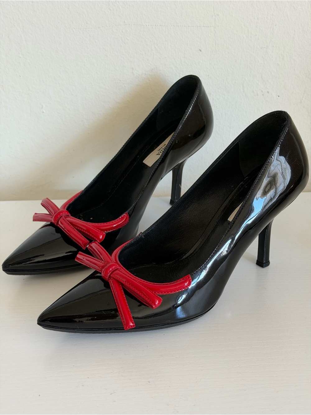 Prada Milano Black Patent Pumps Red Bow Stiletto Heels EU 34.5 Made Italy